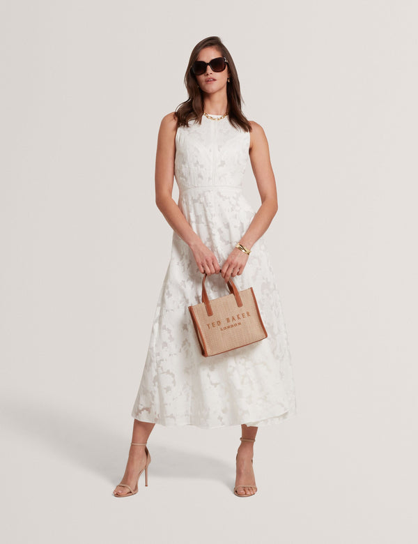 LEESAA | WHITE
